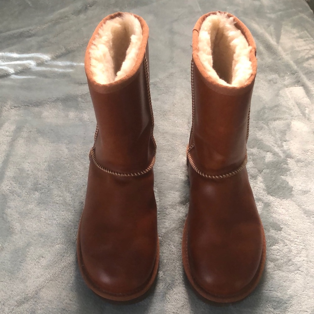 UGG Womens Leather Shearling Mid rise boot. Size 7